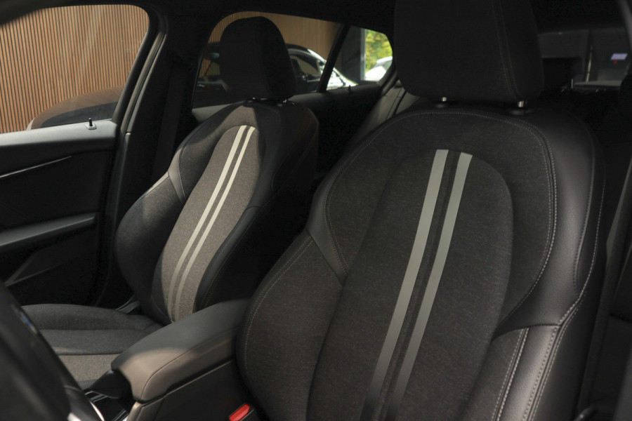 BMW 1-serie 118i Sport-line Aut. Leer Navi ACC Camera PDC Climate Zwarte hemelbekleding LM velgen BTW auto