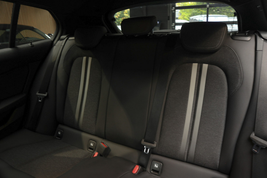 BMW 1-serie 118i Sport-line Aut. Leer Navi ACC Camera PDC Climate Zwarte hemelbekleding LM velgen BTW auto