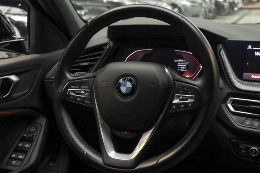 BMW 1-serie 118i Sport-line Aut. Leer Navi ACC Camera PDC Climate Zwarte hemelbekleding LM velgen BTW auto