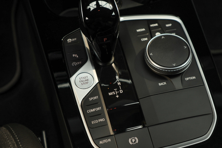 BMW 1-serie 118i Sport-line Aut. Leer Navi ACC Camera PDC Climate Zwarte hemelbekleding LM velgen BTW auto