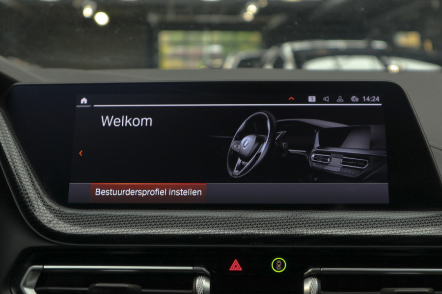 BMW 1-serie 118i Sport-line Aut. Leer Navi ACC Camera PDC Climate Zwarte hemelbekleding LM velgen BTW auto