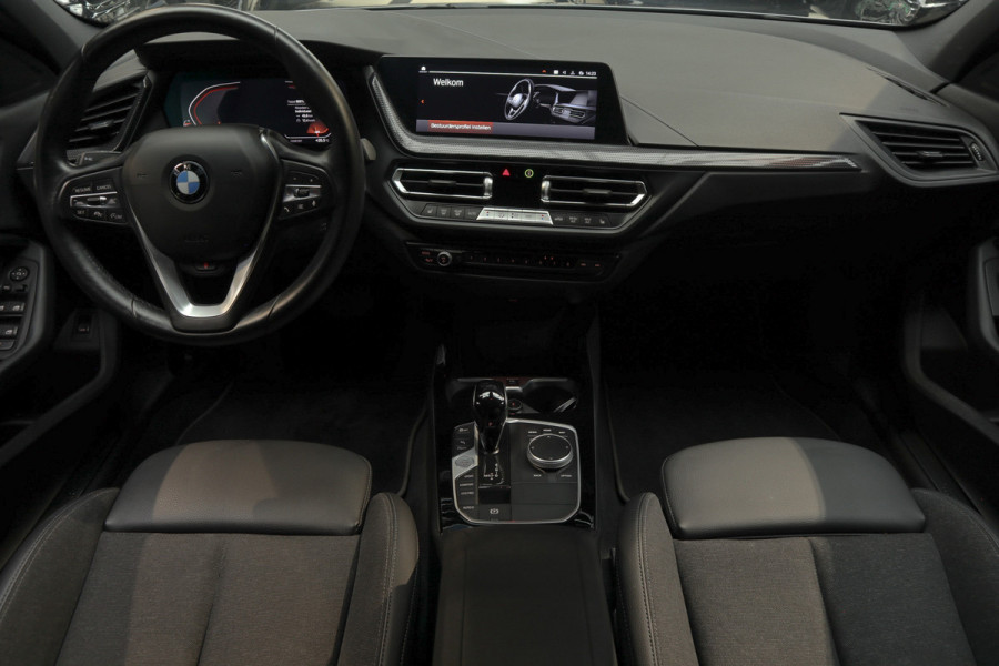 BMW 1-serie 118i Sport-line Aut. Leer Navi ACC Camera PDC Climate Zwarte hemelbekleding LM velgen BTW auto