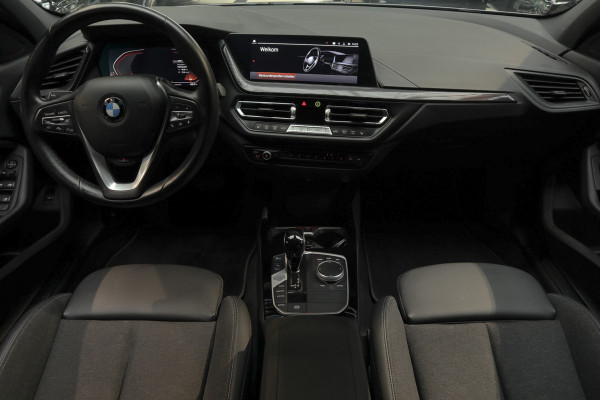 BMW 1-serie 118i Sport-line Aut. Leer Navi ACC Camera PDC Climate Zwarte hemelbekleding LM velgen BTW auto