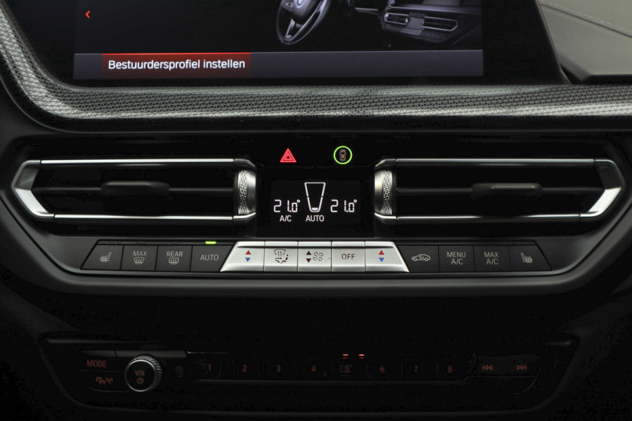 BMW 1-serie 118i Sport-line Aut. Leer Navi ACC Camera PDC Climate Zwarte hemelbekleding LM velgen BTW auto