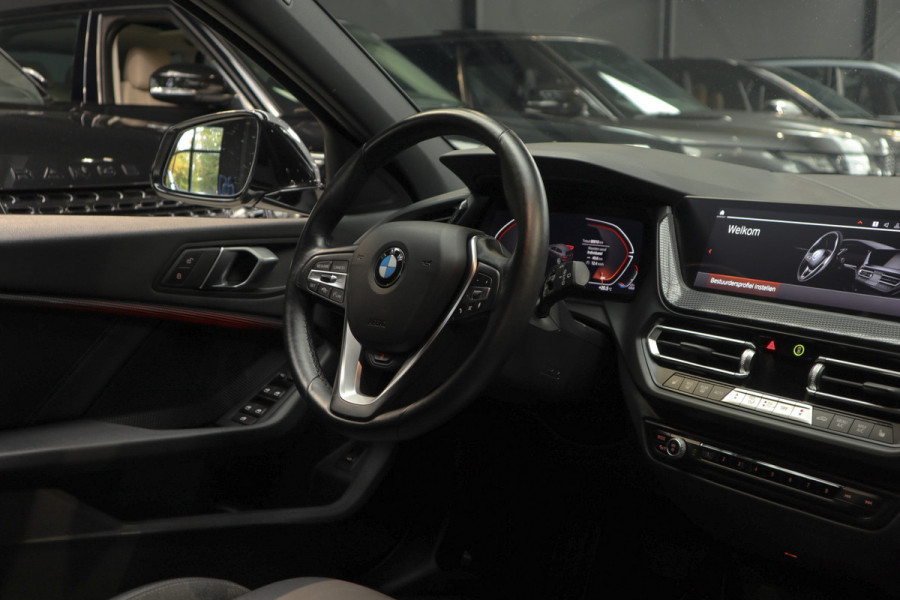 BMW 1-serie 118i Sport-line Aut. Leer Navi ACC Camera PDC Climate Zwarte hemelbekleding LM velgen BTW auto