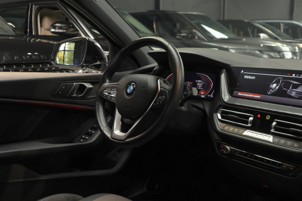 BMW 1-serie 118i Sport-line Aut. Leer Navi ACC Camera PDC Climate Zwarte hemelbekleding LM velgen BTW auto
