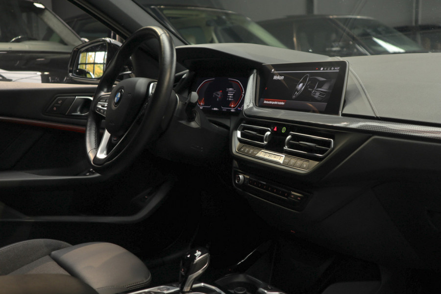 BMW 1-serie 118i Sport-line Aut. Leer Navi ACC Camera PDC Climate Zwarte hemelbekleding LM velgen BTW auto