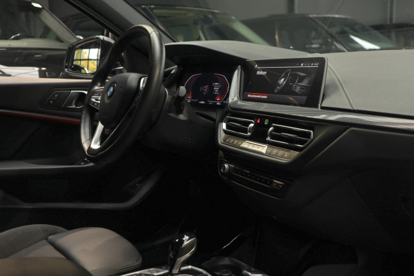 BMW 1-serie 118i Sport-line Aut. Leer Navi ACC Camera PDC Climate Zwarte hemelbekleding LM velgen BTW auto