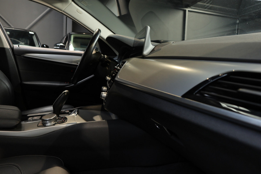 BMW 5 Serie 530i Head-up Memory seats Navi Leer Camera Climate (3-zone) Stoelverwarming voor & achter Sportstoelen Virtual PDC LM velgen BTW auto