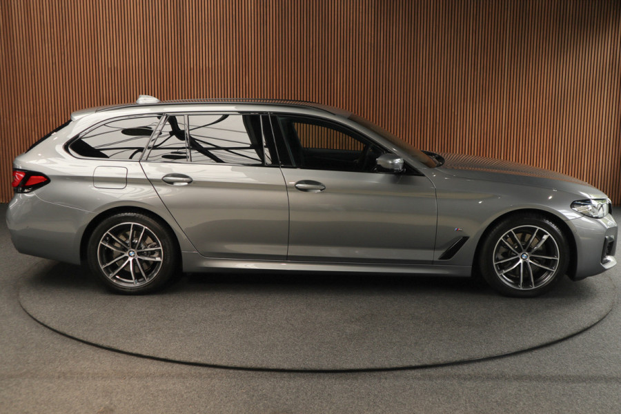 BMW 5 Serie Touring 520i High Exe M-pakket Head-up Navi Elektr. achterklep Camera Carplay Virtual Elektr. uitklapbare trekhaak Matrix ACC Stoelverwarming DAB Climate (3-zone) PDC Memory LM velgen BTW auto