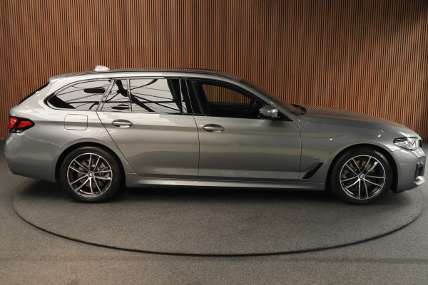 BMW 5 Serie Touring 520i High Exe M-pakket Head-up Navi Elektr. achterklep Camera Carplay Virtual Elektr. uitklapbare trekhaak Matrix ACC Stoelverwarming DAB Climate (3-zone) PDC Memory LM velgen BTW auto