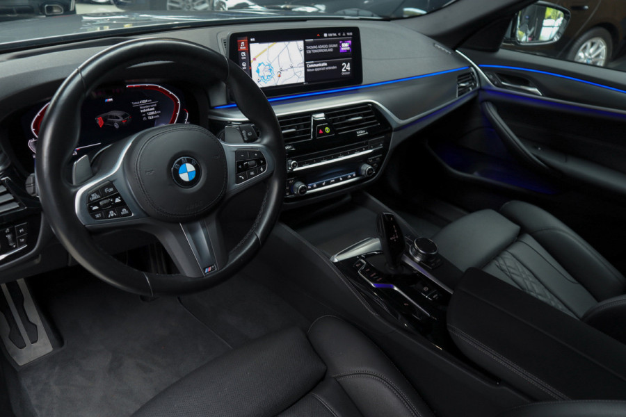BMW 5 Serie Touring 520i High Exe M-pakket Head-up Navi Elektr. achterklep Camera Carplay Virtual Elektr. uitklapbare trekhaak Matrix ACC Stoelverwarming DAB Climate (3-zone) PDC Memory LM velgen BTW auto