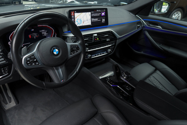 BMW 5 Serie Touring 520i High Exe M-pakket Head-up Navi Elektr. achterklep Camera Carplay Virtual Elektr. uitklapbare trekhaak Matrix ACC Stoelverwarming DAB Climate (3-zone) PDC Memory LM velgen BTW auto