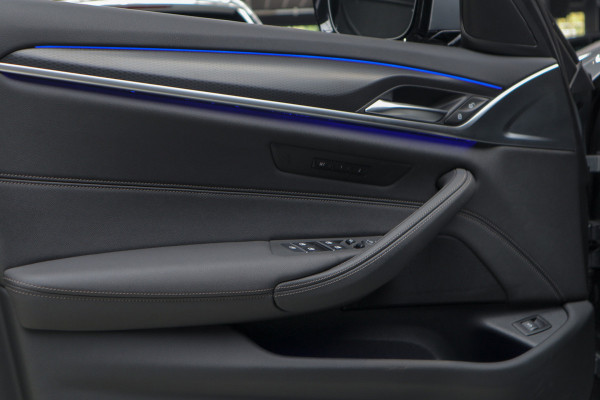 BMW 5 Serie Touring 520i High Exe M-pakket Head-up Navi Elektr. achterklep Camera Carplay Virtual Elektr. uitklapbare trekhaak Matrix ACC Stoelverwarming DAB Climate (3-zone) PDC Memory LM velgen BTW auto