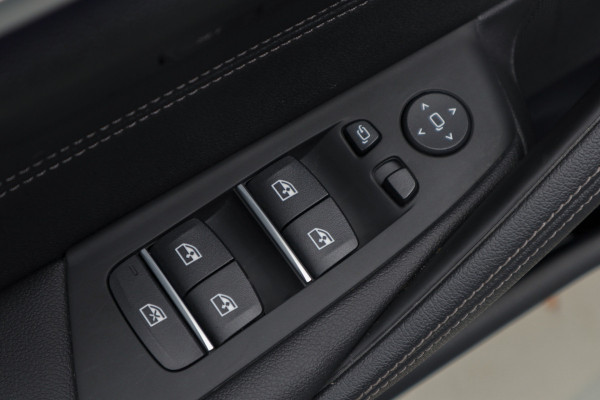 BMW 5 Serie Touring 520i High Exe M-pakket Head-up Navi Elektr. achterklep Camera Carplay Virtual Elektr. uitklapbare trekhaak Matrix ACC Stoelverwarming DAB Climate (3-zone) PDC Memory LM velgen BTW auto