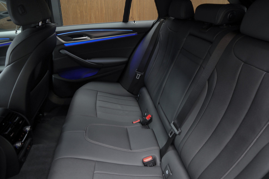 BMW 5 Serie Touring 520i High Exe M-pakket Head-up Navi Elektr. achterklep Camera Carplay Virtual Elektr. uitklapbare trekhaak Matrix ACC Stoelverwarming DAB Climate (3-zone) PDC Memory LM velgen BTW auto