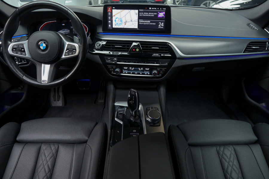 BMW 5 Serie Touring 520i High Exe M-pakket Head-up Navi Elektr. achterklep Camera Carplay Virtual Elektr. uitklapbare trekhaak Matrix ACC Stoelverwarming DAB Climate (3-zone) PDC Memory LM velgen BTW auto