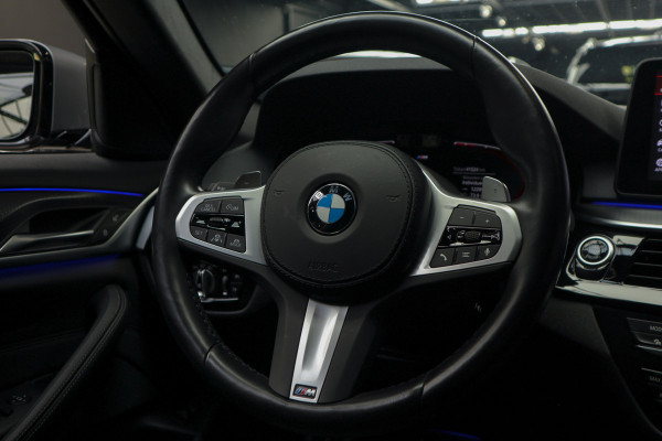 BMW 5 Serie Touring 520i High Exe M-pakket Head-up Navi Elektr. achterklep Camera Carplay Virtual Elektr. uitklapbare trekhaak Matrix ACC Stoelverwarming DAB Climate (3-zone) PDC Memory LM velgen BTW auto