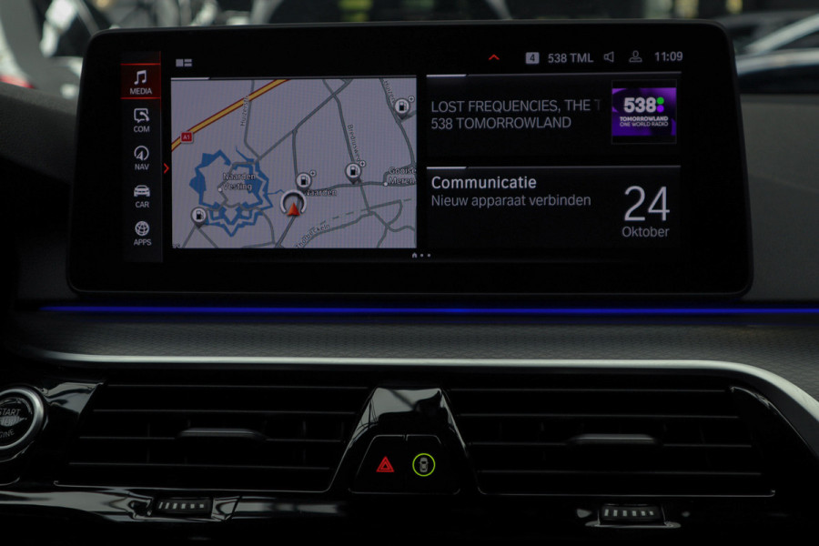 BMW 5 Serie Touring 520i High Exe M-pakket Head-up Navi Elektr. achterklep Camera Carplay Virtual Elektr. uitklapbare trekhaak Matrix ACC Stoelverwarming DAB Climate (3-zone) PDC Memory LM velgen BTW auto