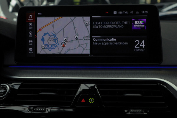 BMW 5 Serie Touring 520i High Exe M-pakket Head-up Navi Elektr. achterklep Camera Carplay Virtual Elektr. uitklapbare trekhaak Matrix ACC Stoelverwarming DAB Climate (3-zone) PDC Memory LM velgen BTW auto