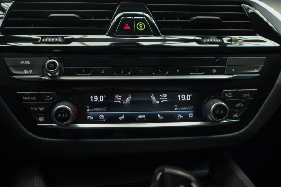 BMW 5 Serie Touring 520i High Exe M-pakket Head-up Navi Elektr. achterklep Camera Carplay Virtual Elektr. uitklapbare trekhaak Matrix ACC Stoelverwarming DAB Climate (3-zone) PDC Memory LM velgen BTW auto