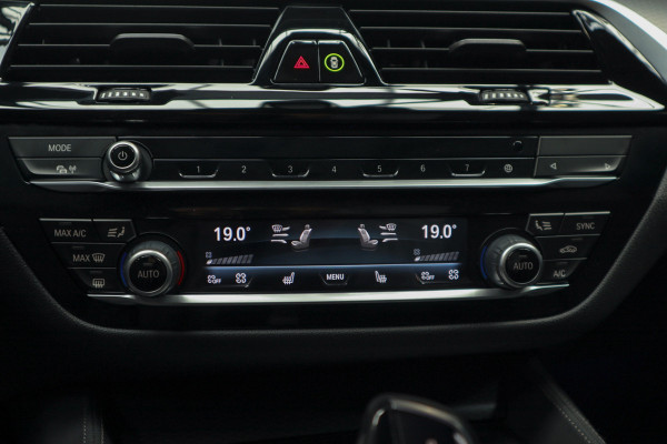 BMW 5 Serie Touring 520i High Exe M-pakket Head-up Navi Elektr. achterklep Camera Carplay Virtual Elektr. uitklapbare trekhaak Matrix ACC Stoelverwarming DAB Climate (3-zone) PDC Memory LM velgen BTW auto
