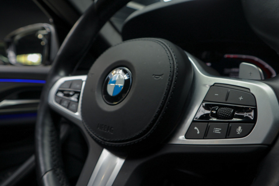 BMW 5 Serie Touring 520i High Exe M-pakket Head-up Navi Elektr. achterklep Camera Carplay Virtual Elektr. uitklapbare trekhaak Matrix ACC Stoelverwarming DAB Climate (3-zone) PDC Memory LM velgen BTW auto