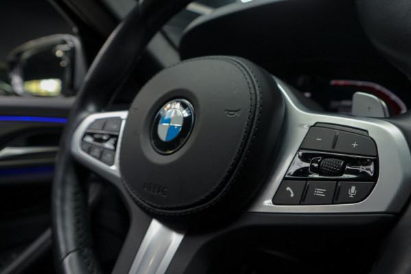 BMW 5 Serie Touring 520i High Exe M-pakket Head-up Navi Elektr. achterklep Camera Carplay Virtual Elektr. uitklapbare trekhaak Matrix ACC Stoelverwarming DAB Climate (3-zone) PDC Memory LM velgen BTW auto