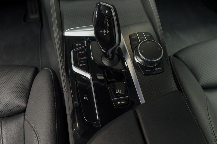 BMW 5 Serie Touring 520i High Exe M-pakket Head-up Navi Elektr. achterklep Camera Carplay Virtual Elektr. uitklapbare trekhaak Matrix ACC Stoelverwarming DAB Climate (3-zone) PDC Memory LM velgen BTW auto