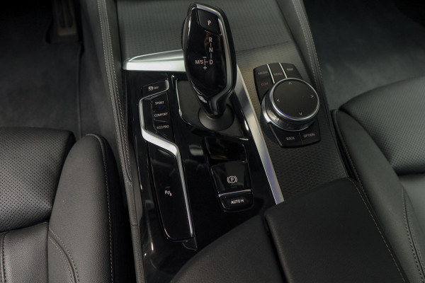 BMW 5 Serie Touring 520i High Exe M-pakket Head-up Navi Elektr. achterklep Camera Carplay Virtual Elektr. uitklapbare trekhaak Matrix ACC Stoelverwarming DAB Climate (3-zone) PDC Memory LM velgen BTW auto