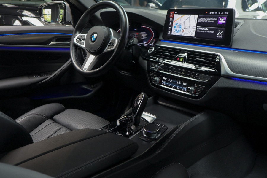 BMW 5 Serie Touring 520i High Exe M-pakket Head-up Navi Elektr. achterklep Camera Carplay Virtual Elektr. uitklapbare trekhaak Matrix ACC Stoelverwarming DAB Climate (3-zone) PDC Memory LM velgen BTW auto