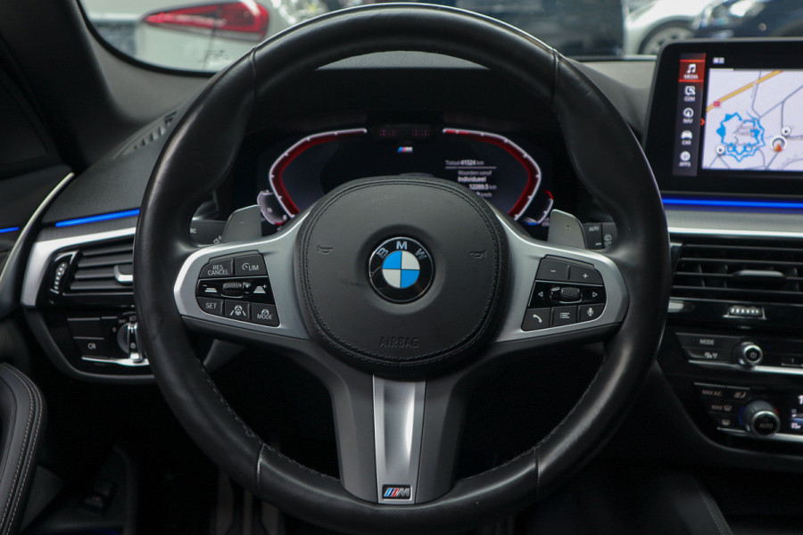 BMW 5 Serie Touring 520i High Exe M-pakket Head-up Navi Elektr. achterklep Camera Carplay Virtual Elektr. uitklapbare trekhaak Matrix ACC Stoelverwarming DAB Climate (3-zone) PDC Memory LM velgen BTW auto