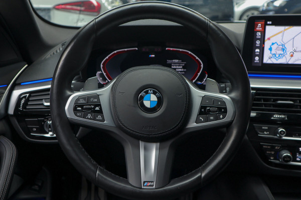BMW 5 Serie Touring 520i High Exe M-pakket Head-up Navi Elektr. achterklep Camera Carplay Virtual Elektr. uitklapbare trekhaak Matrix ACC Stoelverwarming DAB Climate (3-zone) PDC Memory LM velgen BTW auto