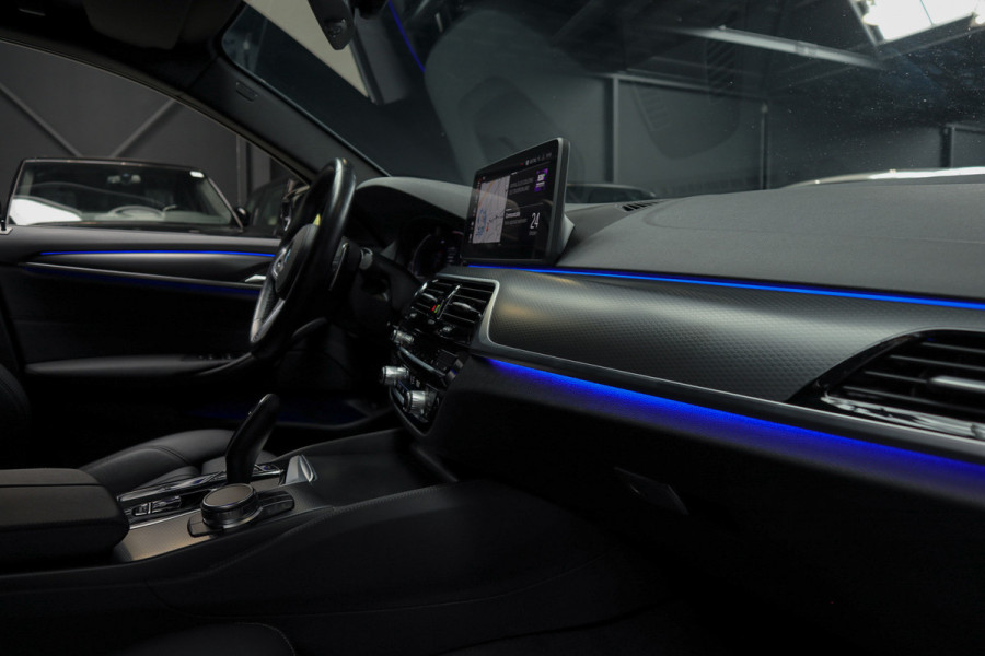 BMW 5 Serie Touring 520i High Exe M-pakket Head-up Navi Elektr. achterklep Camera Carplay Virtual Elektr. uitklapbare trekhaak Matrix ACC Stoelverwarming DAB Climate (3-zone) PDC Memory LM velgen BTW auto