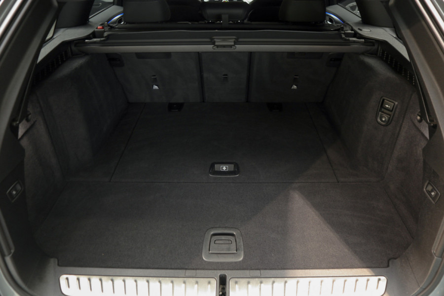 BMW 5 Serie Touring 520i High Exe M-pakket Head-up Navi Elektr. achterklep Camera Carplay Virtual Elektr. uitklapbare trekhaak Matrix ACC Stoelverwarming DAB Climate (3-zone) PDC Memory LM velgen BTW auto