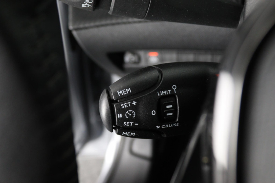 Peugeot e-208 EV ALLURE PACK 50 KWh ACCU= 93% +SNELLADEN GARANTIE TOT 2031** 3 FASE LADEN . Als nieuw!