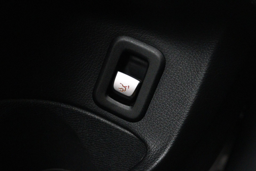 Mercedes-Benz C-Klasse 180 Business Solution (PANORAMADAK, TREKHAAK, CAMERA, ELEKTR STOELEN, LEER, NAVIGATIE, SENSOREN)