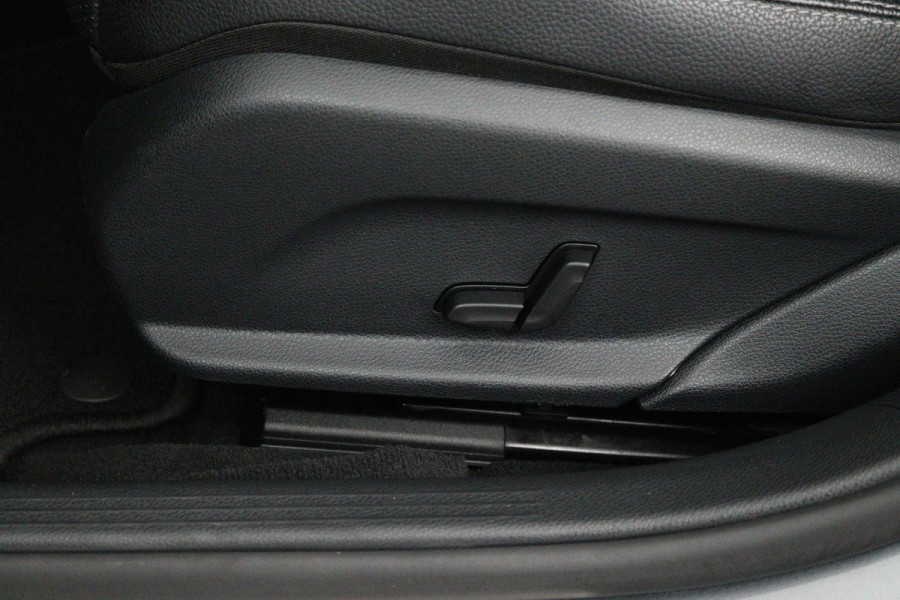 Mercedes-Benz C-Klasse 180 Business Solution (PANORAMADAK, TREKHAAK, CAMERA, ELEKTR STOELEN, LEER, NAVIGATIE, SENSOREN)