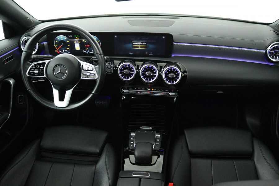 Mercedes-Benz CLA-Klasse 200 Business Solution Luxury (PANORAMADAK, TREKHAAK, SFEERVERLICHTING, STOELVERARMING, CAMERA)