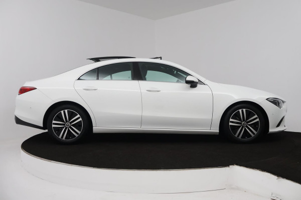 Mercedes-Benz CLA-Klasse 200 Business Solution Luxury (PANORAMADAK, TREKHAAK, SFEERVERLICHTING, STOELVERARMING, CAMERA)