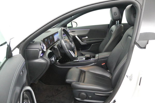 Mercedes-Benz CLA-Klasse 200 Business Solution Luxury (PANORAMADAK, TREKHAAK, SFEERVERLICHTING, STOELVERARMING, CAMERA)