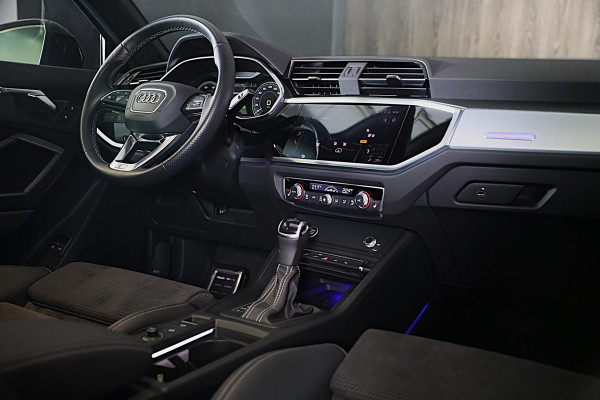 Audi Q3 45 TFSI e S Line Edition Competition / AUT / Acc / Lane Assist / Dode Hoek / Elek Stoel / Pano / Sfeer / Matrix / 21 Inch
