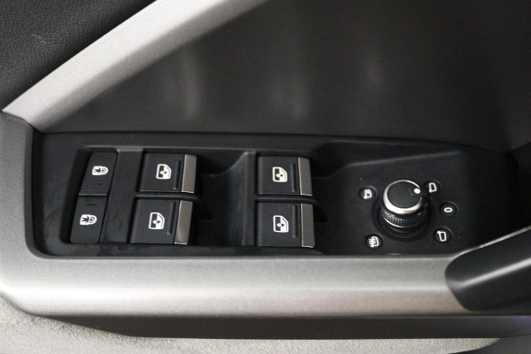 Audi Q3 35 TFSI S-Line (PANORAMADAK, ELEKT. WEGKLAPBARE TREKHAAK, CARPLAY, ELEKT. STOELEN, VIRTUAL, PDC, GOED ONDERHOUDEN, LED)