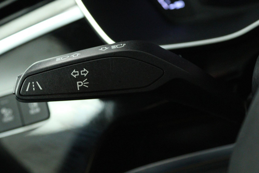 Audi Q3 35 TFSI S-Line (PANORAMADAK, ELEKT. WEGKLAPBARE TREKHAAK, CARPLAY, ELEKT. STOELEN, VIRTUAL, PDC, GOED ONDERHOUDEN, LED)