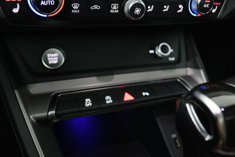 Audi Q3 35 TFSI S-Line (PANORAMADAK, ELEKT. WEGKLAPBARE TREKHAAK, CARPLAY, ELEKT. STOELEN, VIRTUAL, PDC, GOED ONDERHOUDEN, LED)