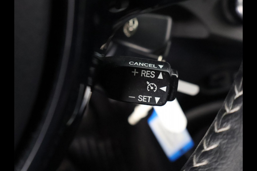 Toyota Yaris 1.5 HYBRID BI-TONE GARANTIE 4-2030! CAMERA. DEALERAUTO ! PDC . GARANTIE TOT 04-2030