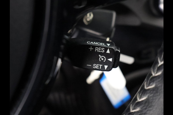 Toyota Yaris 1.5 HYBRID BI-TONE GARANTIE 4-2030! CAMERA. DEALERAUTO ! PDC . GARANTIE TOT 04-2030