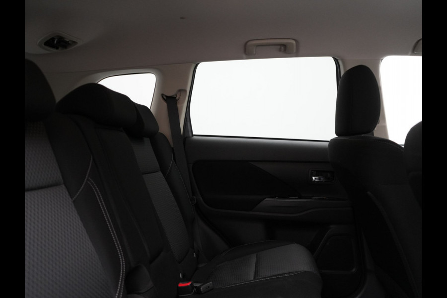 Mitsubishi Outlander 2.4 Pure Plug In Hybrid 225pk Dealer O.H. PHEV | Apple Carplay | Camera | Sportstoelen Verwarmd | Keyless | Cruise Control | DAB |