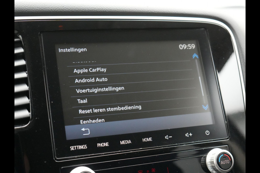 Mitsubishi Outlander 2.4 Pure Plug In Hybrid 225pk Dealer O.H. PHEV | Apple Carplay | Camera | Sportstoelen Verwarmd | Keyless | Cruise Control | DAB |