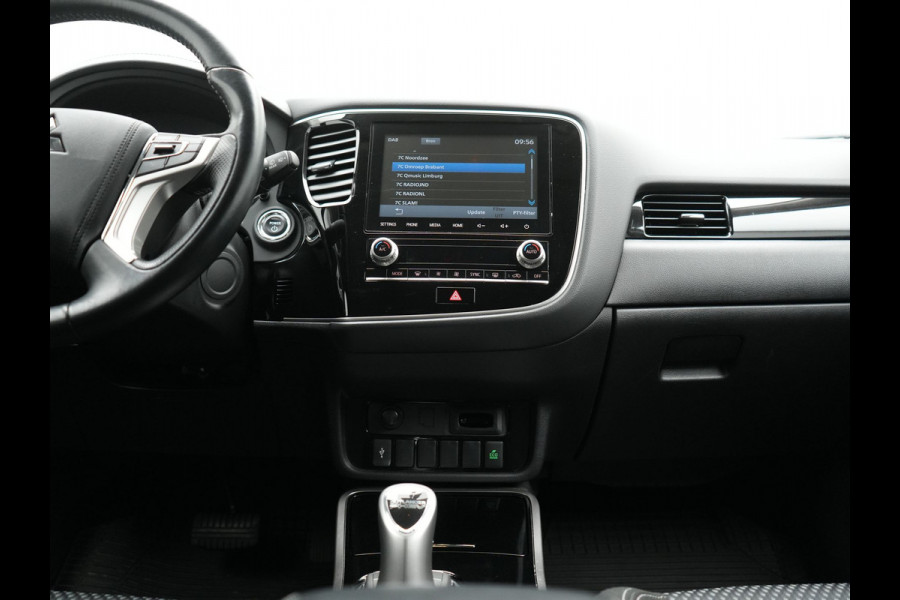 Mitsubishi Outlander 2.4 Pure Plug In Hybrid 225pk Dealer O.H. PHEV | Apple Carplay | Camera | Sportstoelen Verwarmd | Keyless | Cruise Control | DAB |